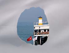 Дырка в плакате с видом на Босфор