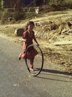 Девочка с колесом