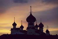 Купола Соловецкого монастыря на закате