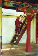 Монах с водой в Джокханге